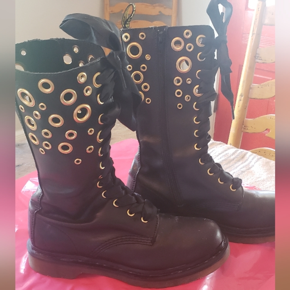 Dr Martens Doc leather gold grommet boots 8